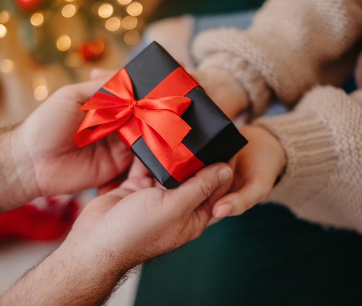 Gifts That Glitter The Ultimate Holiday Jewelry Gift Guide