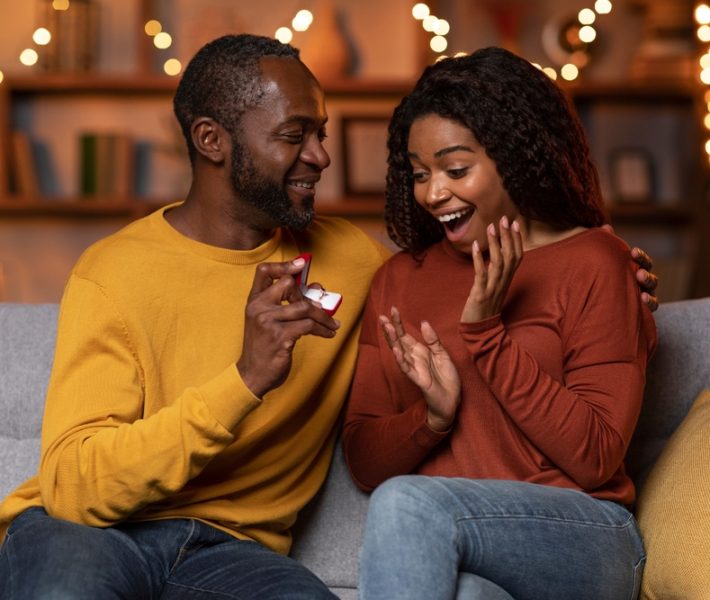 man-proposing-to-his-girlfriend